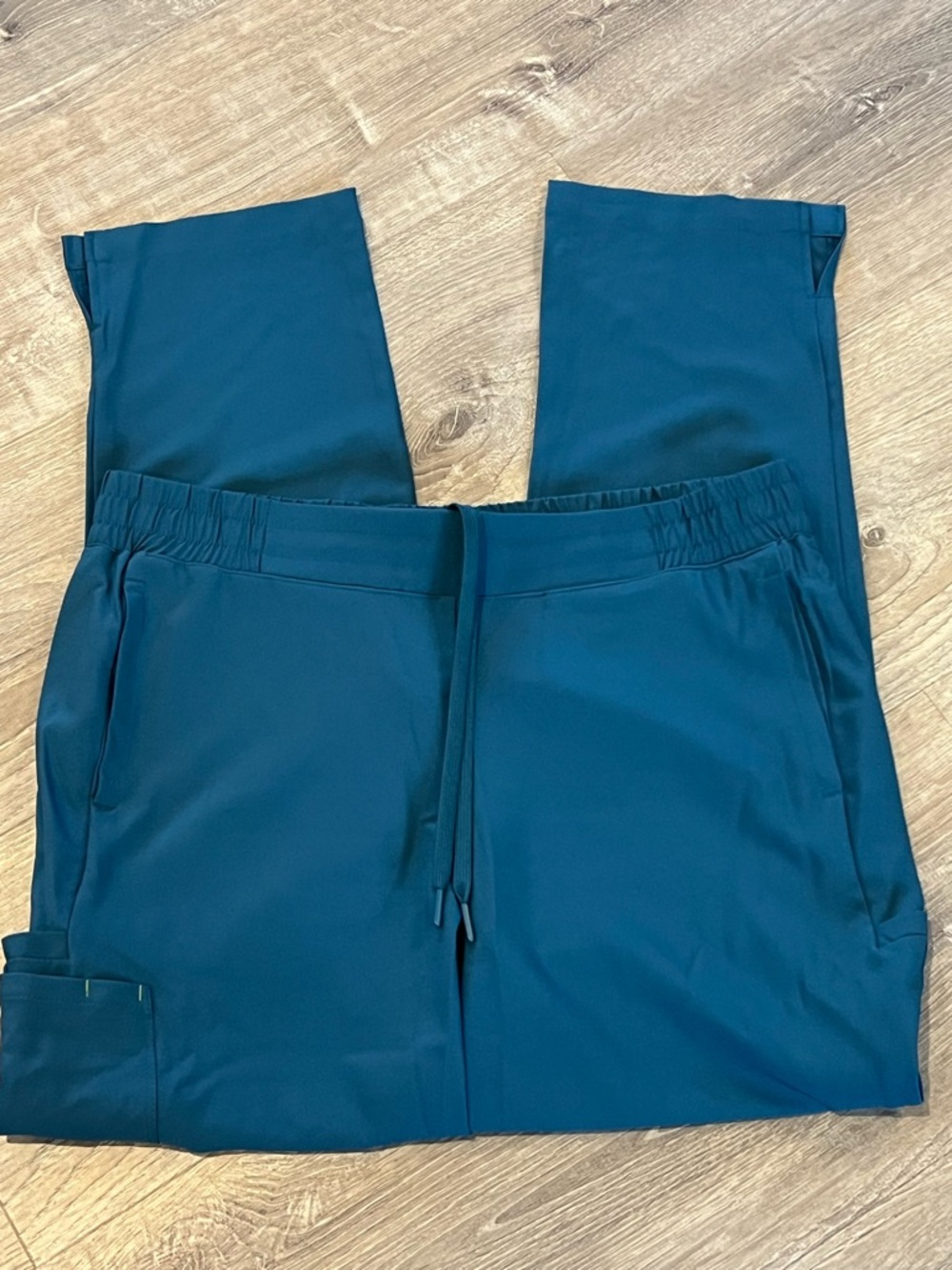 Grey's Anatomy Scrubs Set - Picture 6 of 8